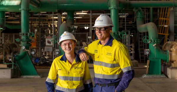 Female and Male worker from Stanwell’s Central Queensland Hydrogen Power Station