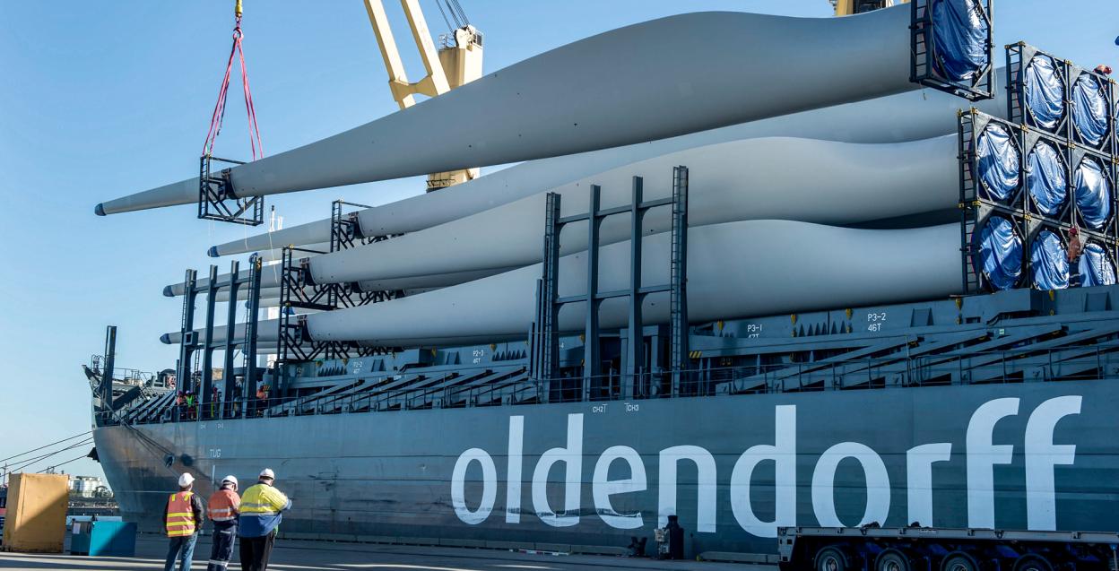 Unloading wind turbine blades, Port of Newcastle
